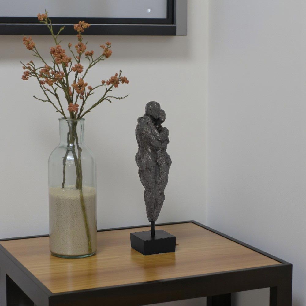 Adorno pareja abrazada con soporte negro/gris 33cm