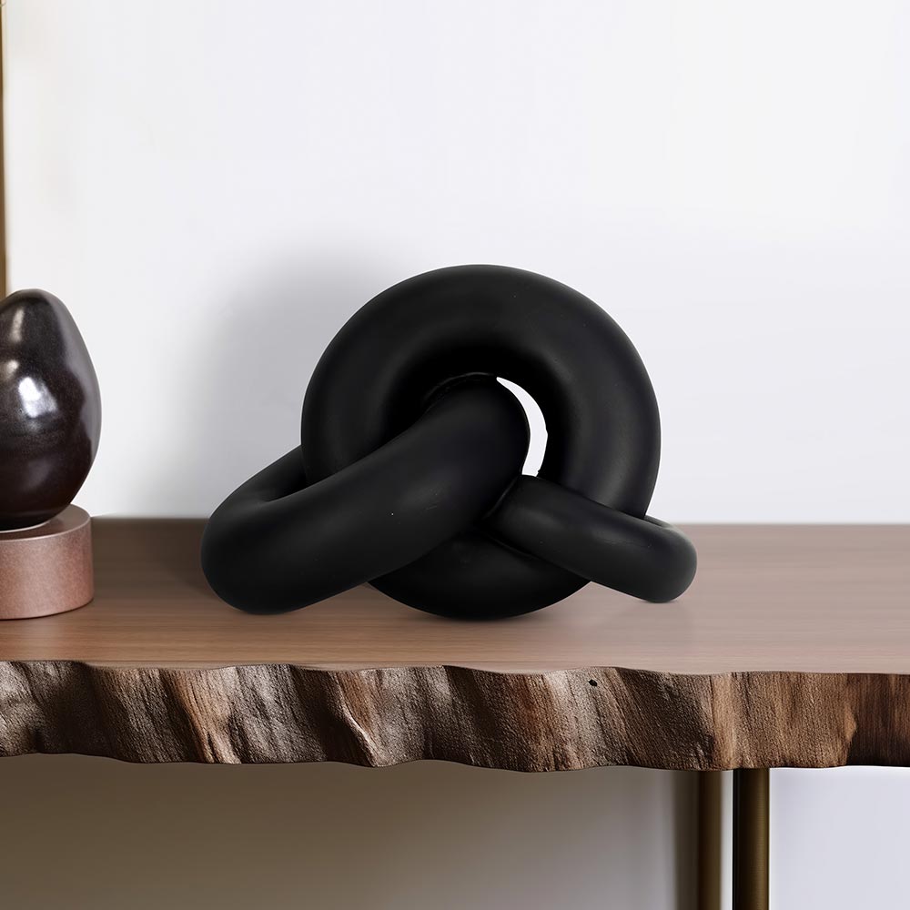 Adorno nudo de resina negro