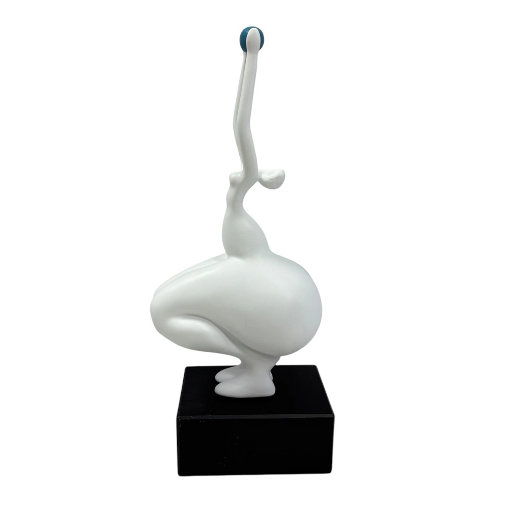 Figura Mujer con balón de yoga de resina blanca